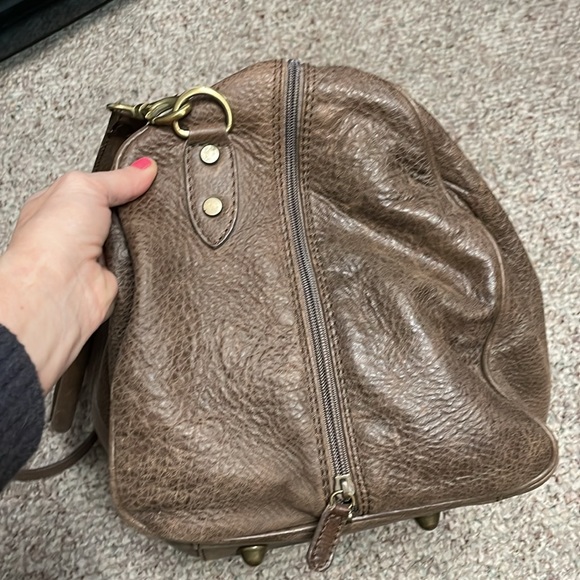 I Medici itilian leather duffle bag with padded handles & detachable crossbody - Picture 4 of 12